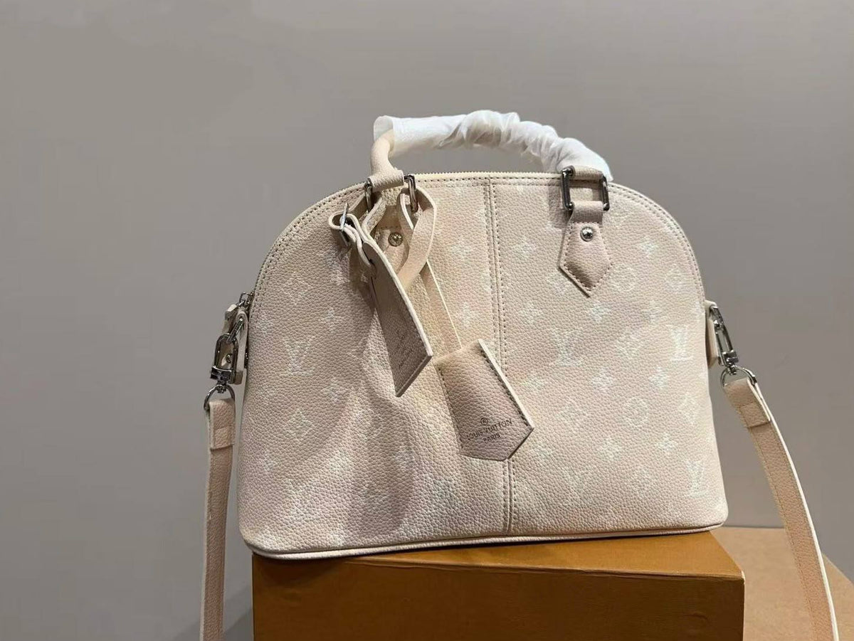 LOUIS VUITTON 

NEW CAME 

MASTER QUALITY 
285 dhs🇦🇪🇦🇪

Zain295 
♥️♥️♥️