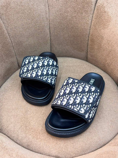 Dior 
120 dhs🇦🇪🇦🇪
Size 40-45

Zain55
♥️♥️♥️