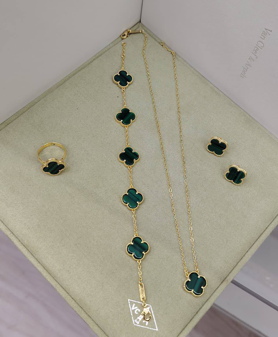 VCA SET ❤️‍🔥*
Necklace 🌸
Earring ✨
Bracelet 🍁
Ring 💍 free size ❣️
Stainless Steel 💯
Non tarnish 💯
With normal boxes 📦 
45 dhs✅
With master box 🗃️ 
75 dhs✅

Zain216
♥️♥️♥️