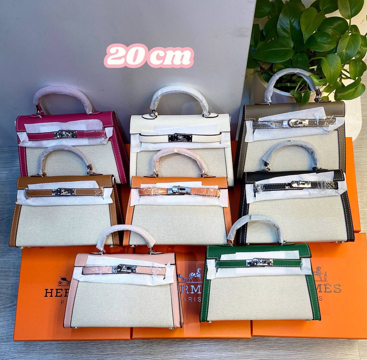 Hermes 

Good Quality .👌🏻

With Box .📦 
🎁🎁🎁

115 dhs✅

Zain107
♥️♥️♥️