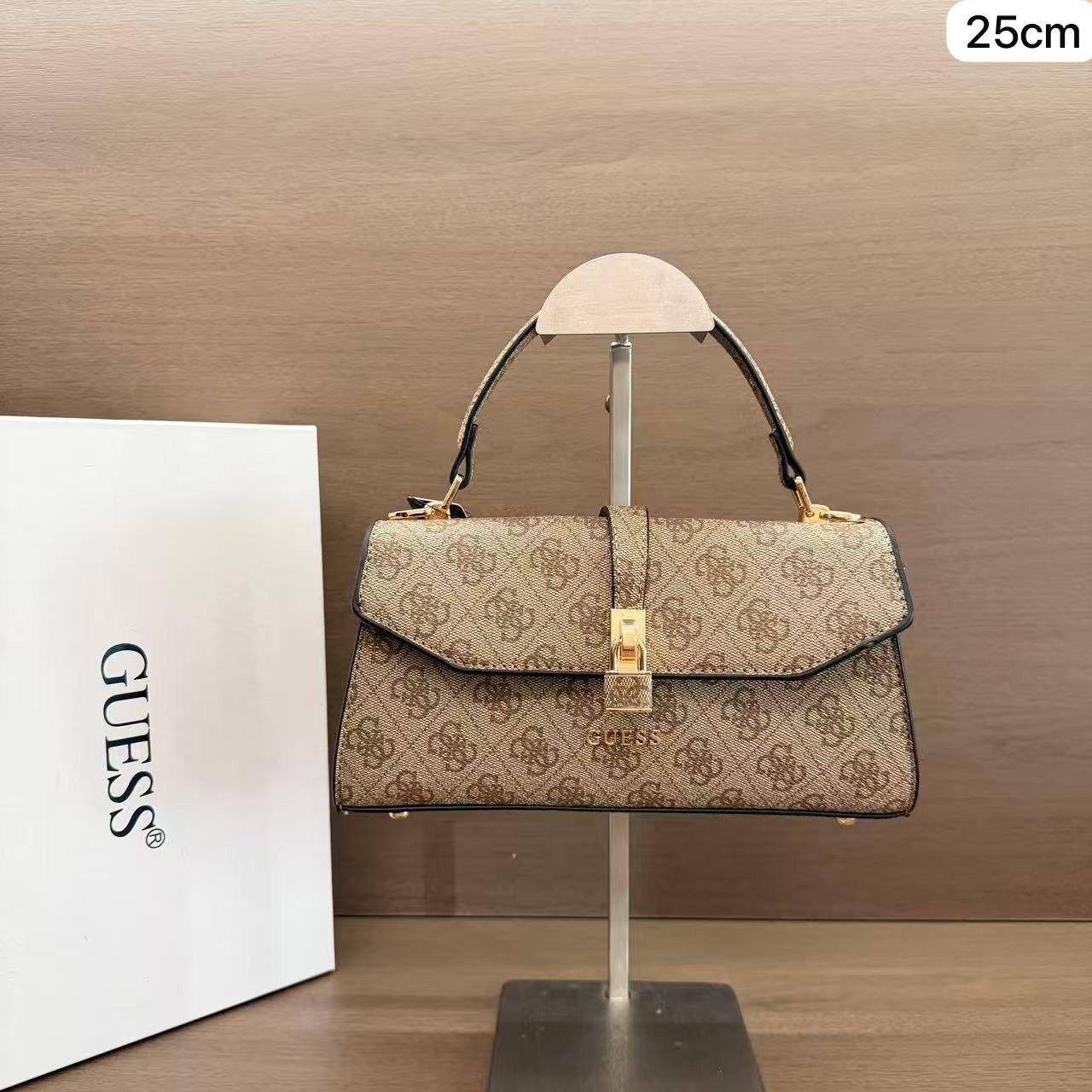 💎  Guess handbag
1️⃣ First quality +🎁  
Size : 25 * 13 cm
100 dhs🇦🇪🇦🇪
with box 🎁

Zain115
♥️♥️♥️