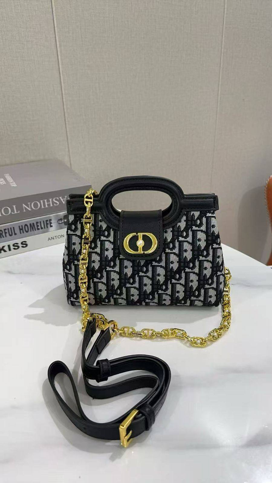 Dior
with box
100 dhs✅

Zain143
♥️♥️♥️