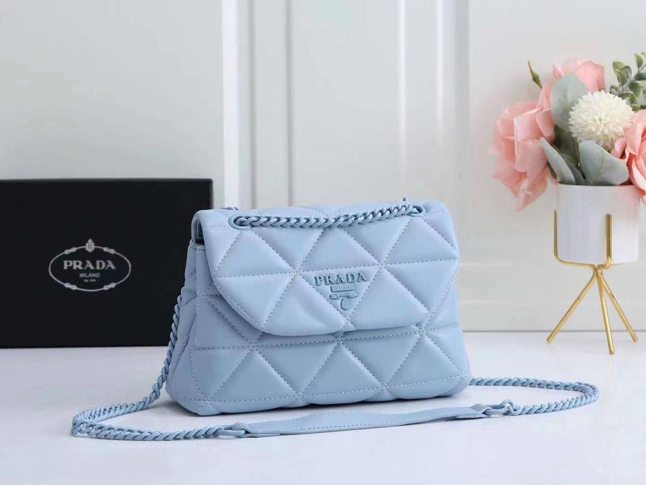 Prada

with box
🎁🎁🎁

95 dhs🪙

Zain143
♥️♥️♥️