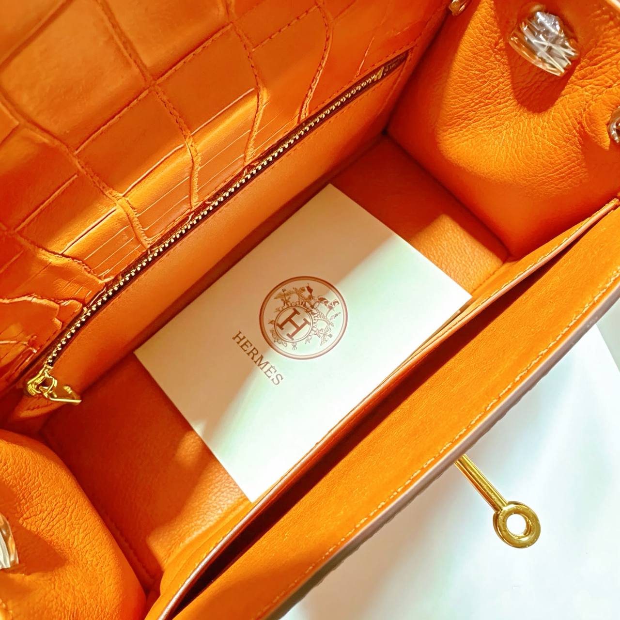 HERMES 
 GOOD QUALITY 
WITH BOX 
120 dhs✅

Zain295
♥️♥️♥️