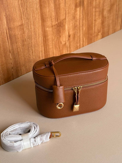 New Collection

 LORO PIANA

 MEKUP BAG 
21cm
330 dhs🇦🇪🇦🇪

Master quality 
With box🎁
Zain167
♥️♥️♥️