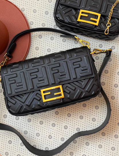 Fendi

Small 220 dhs
 
Big  230 dhs 

Zain134
♥️♥️♥️