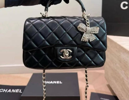 Chanel FALL-WINTER MINI CLASSIC HANDBAG
Master quality
20cm with box
240 dhs💛

Zain95
♥️♥️♥️