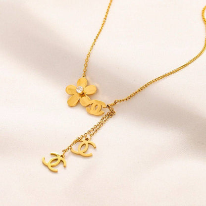New arrival branded necklace 
Stainless steel with 18k gold plated 
40 dhs💓

Zain243
♥️♥️♥️