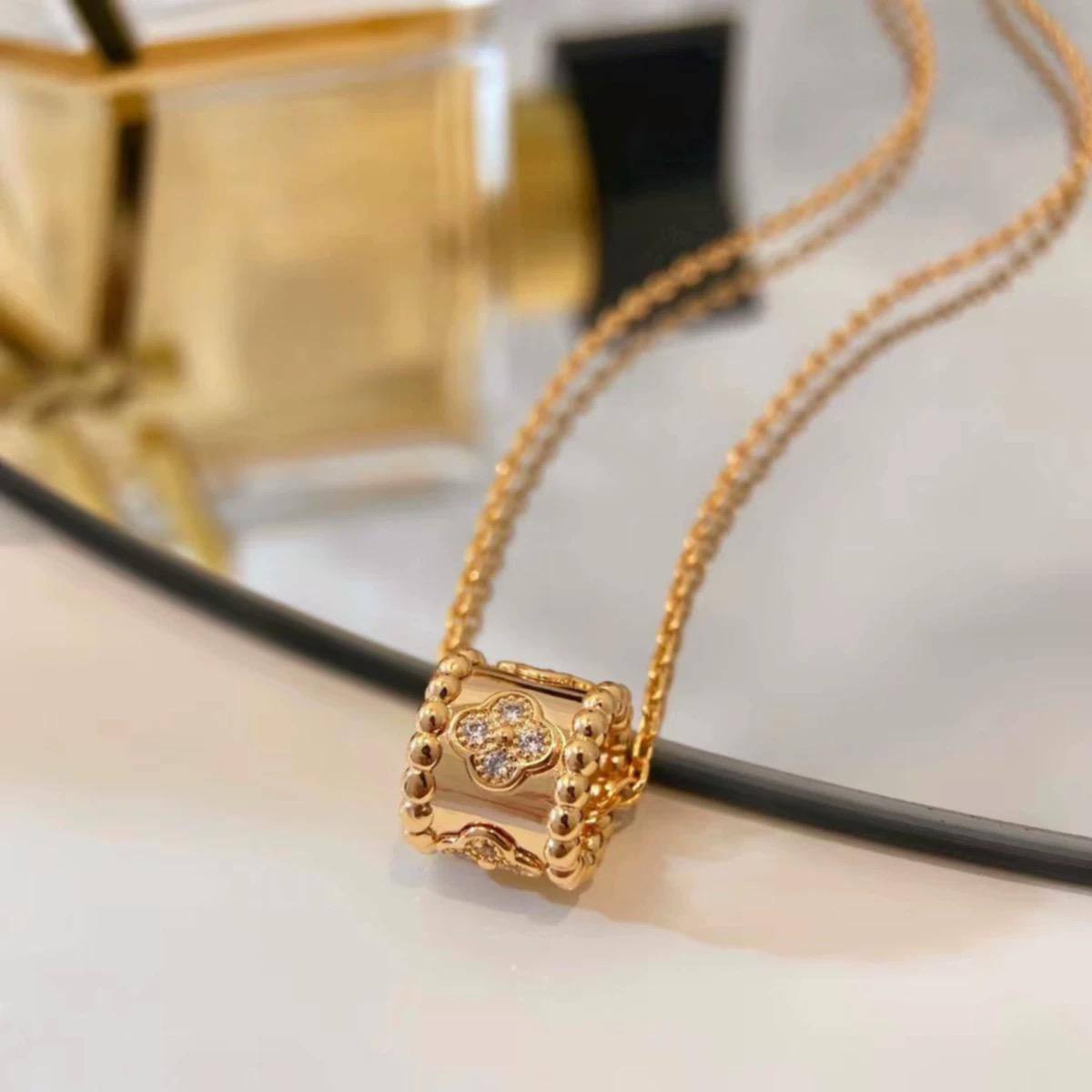 VCA ❤️‍🔥*
Necklace 🌸
Master quality 💯
With normal boxes 🗃️ 
50 dhs🪙🌨️
With master box 📦 
85 dhs🪙🌨️

Zain216
♥️♥️♥️