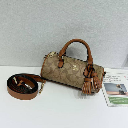 Coach - Aigner
90 dhs🪙💕
Good quality 

with box
🎁🎁🎁

Zain35
♥️♥️♥️
