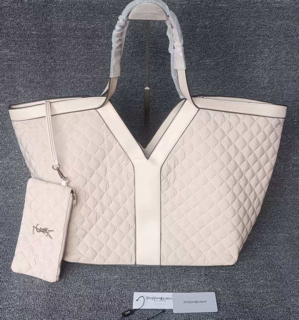 YSL
GOOD QUALITY 
120 dhs✅

Zain39
♥️♥️♥️