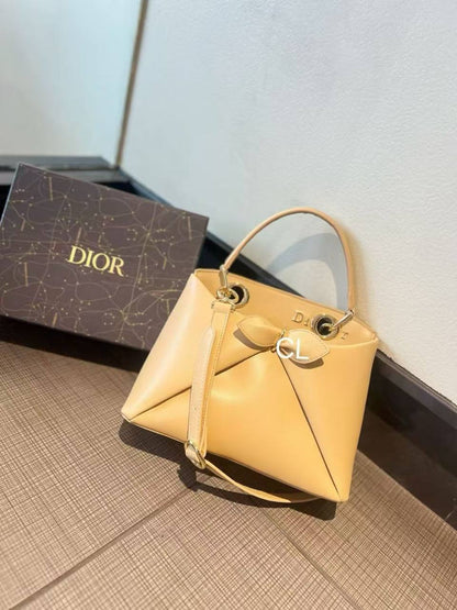 Dior
GOOD quality 
120 dhs✅

with box
🎁🎁🎁

Zain200
♥️♥️♥️