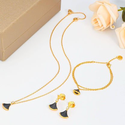 BVLGARI SET 🔥*
Necklace ❣️
Earring 🐦‍🔥
Bracelet 🌸
Master quality 💯
With normal boxes 📦 
120 dhs🪙🌨️
With master box 🗃️ 
170 dhs🪙🌨️

Zain216
♥️♥️♥️