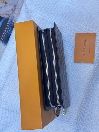 LV 
Best quality with box’s 
110 dhs✅
size 22 Cm

Zain290
♥️♥️♥️