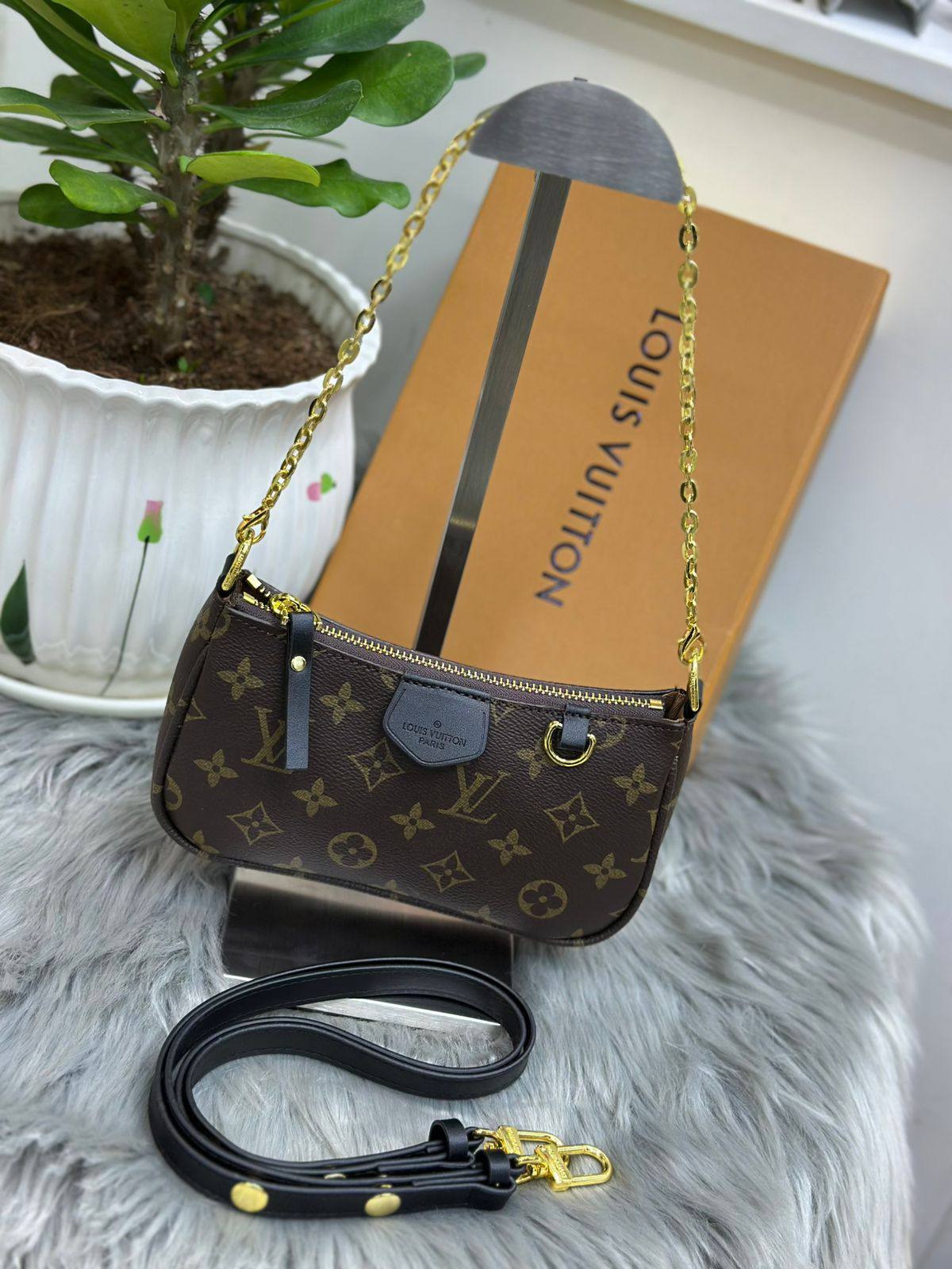 LV
SIZE  ……… 20CM🥰
85 dhs🪙🌨️

with BOX🌷
🎁🎁🎁

Zain244
♥️♥️♥️