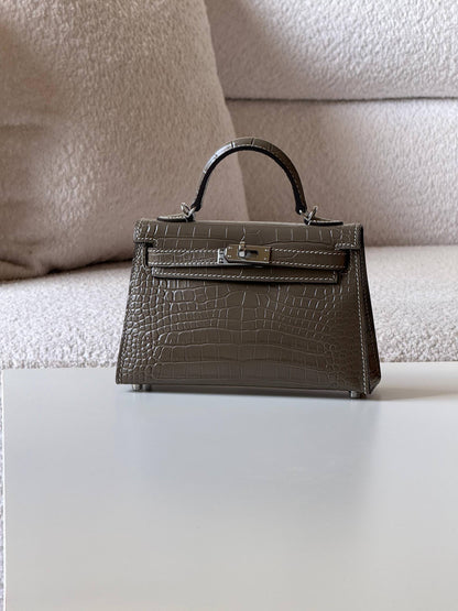 Hermes

minikelly 19cm💕

master quality😍

with box❤️
🎁🎁🎁

550 dhs❣️

Zain52
♥️♥️♥️