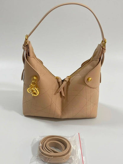 Dior
High quality 
With box 🎁🎁🎁
110 dhs✅

Zain136
♥️♥️♥️