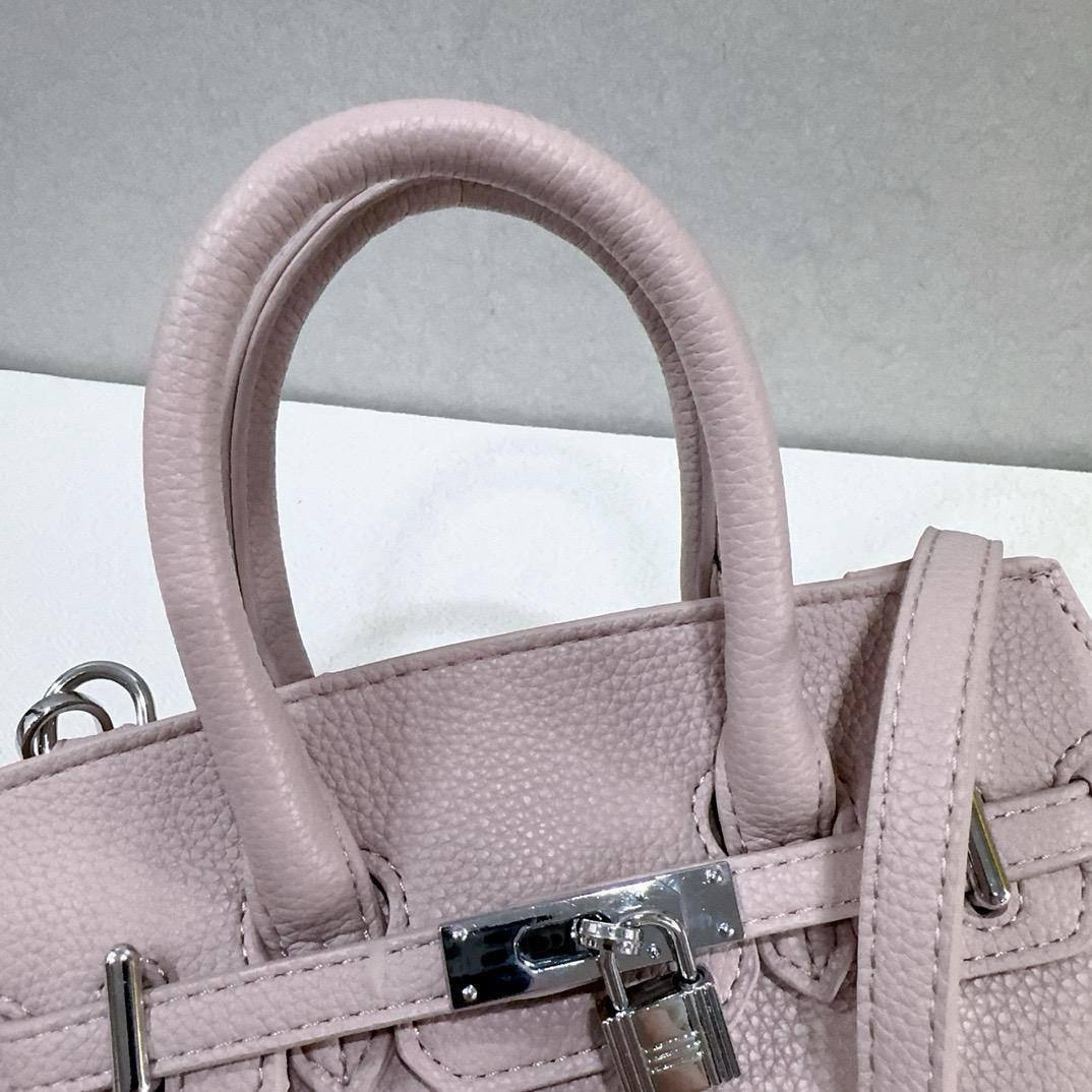 Hermes

22*12*7cm
70 dhs🇦🇪🇦🇪

Zain17
♥️♥️♥️