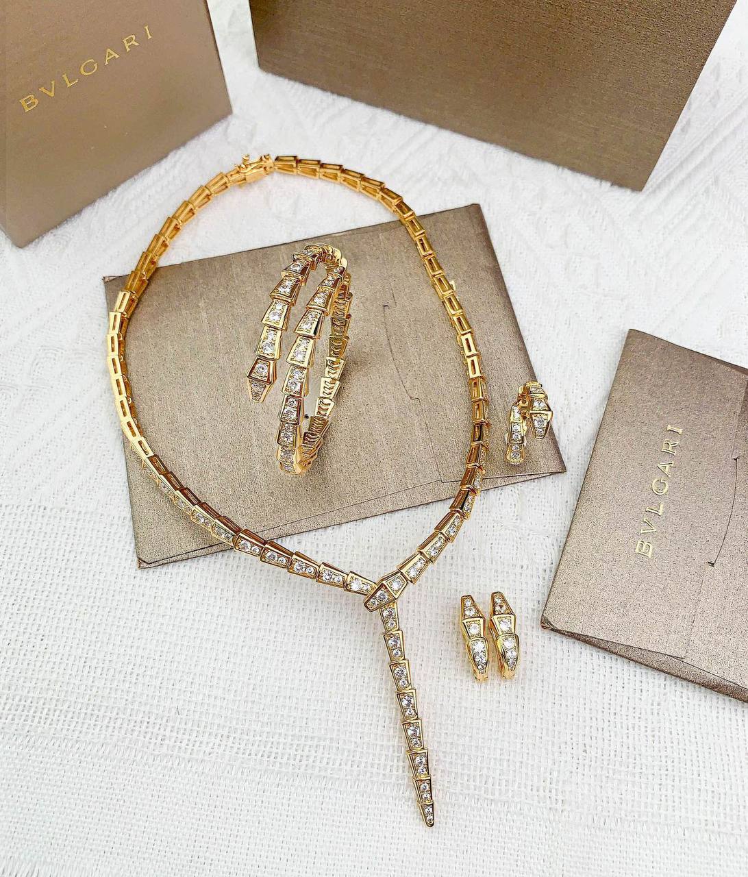 Master Quality 
NECKLACE 
BANGLE 
EARRING 
RING 
350 dhs🪙🖤 SET

WITH GOOD BOX AND PAPER BAG
🎁🎁🎁

Zain89
♥️♥️♥️