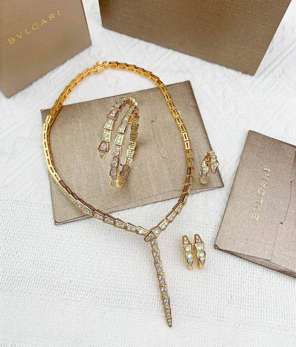 Master Quality 
NECKLACE 
BANGLE 
EARRING 
RING 
350 dhs🪙🖤 SET

WITH GOOD BOX AND PAPER BAG
🎁🎁🎁

Zain89
♥️♥️♥️