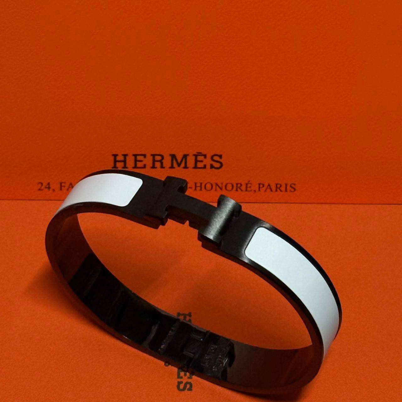 Hermes ❤️‍🔥*
Bangle ✨
Master quality 💯
Size 17,19,21
With normal boxes 📦 
55 dhs✅
With master box 🗃️ 
70 dhs✅

Zain216
♥️♥️♥️