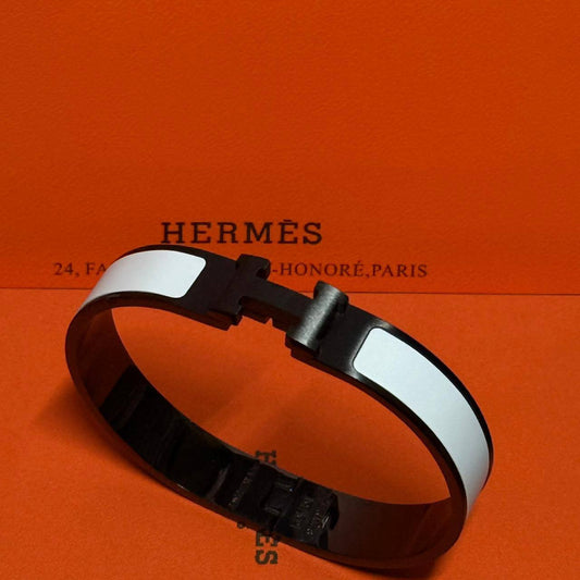 Hermes ❤️‍🔥*
Bangle ✨
Master quality 💯
Size 17,19,21
With normal boxes 📦 
55 dhs✅
With master box 🗃️ 
70 dhs✅

Zain216
♥️♥️♥️