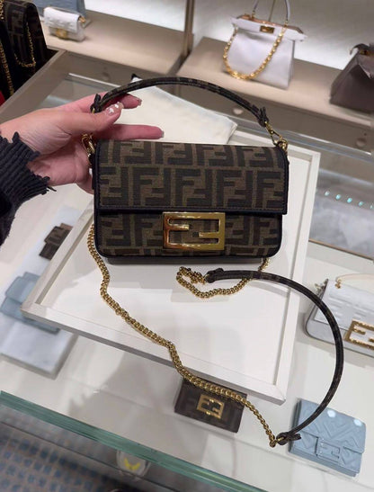 Fendi
95 dhs💓
size：20cm
Good-quality with box

Zain35
♥️♥️♥️