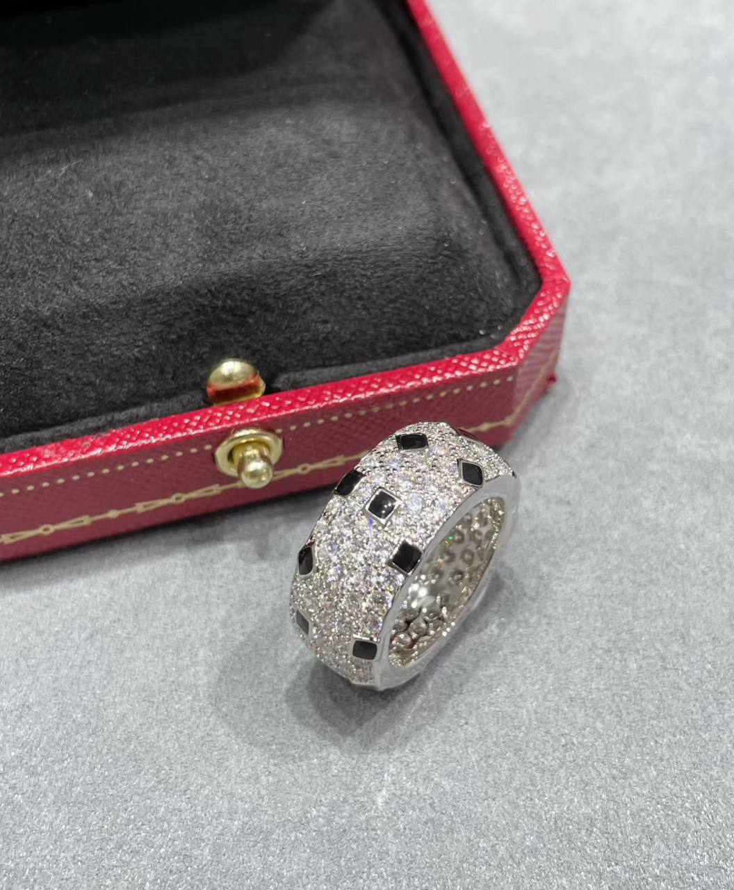 Cartier ❤️‍🔥
Ring 💍 available size👇
6,7,8
Master quality 💯
With normal boxes 🗃️ 
80 DHS🇦🇪🇦🇪
With master box 📦 
110DHS🇦🇪🇦🇪

Zain216
♥️♥️♥️