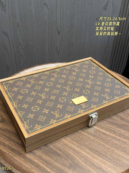 LV 
350 dhs✅
❣️❣️❣️

Zain10
♥️♥️♥️