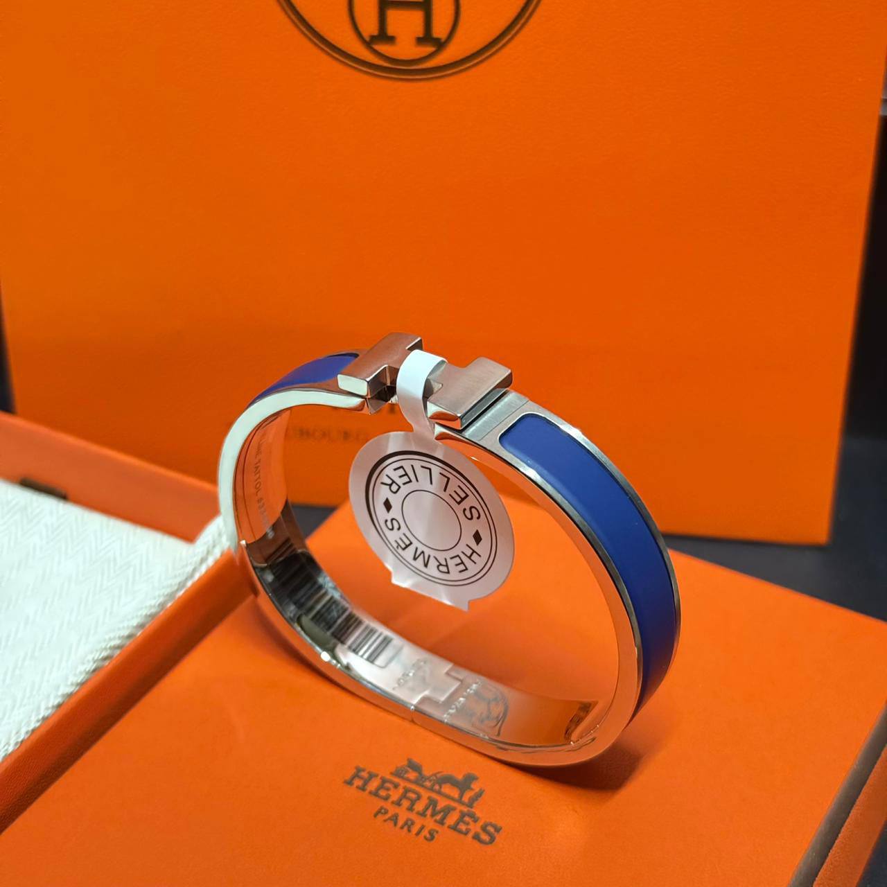 Hermes 🔥*
Bangle 🦋
Super master quality 💯
Size available 19,21✨
With normal boxes 📦 
90 dhs🌺
With master box 🗃️ 
105 dhs🌺

Zain216
♥️♥️♥️