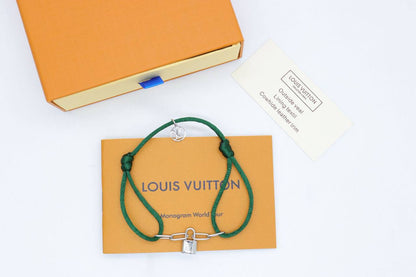Bracelet 
55 dhs💓
+Box and paper bag🎁

Zain33
♥️♥️♥️