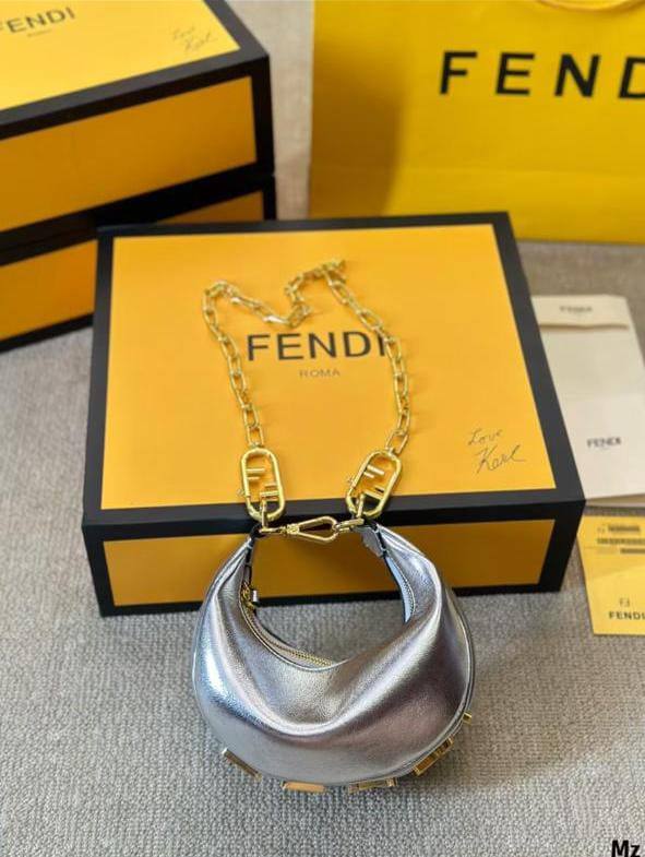 Fendi graphy mini
Master quality
18cm 

with box
🎁🎁🎁

240 dhs❤️

Zain95
♥️♥️♥️