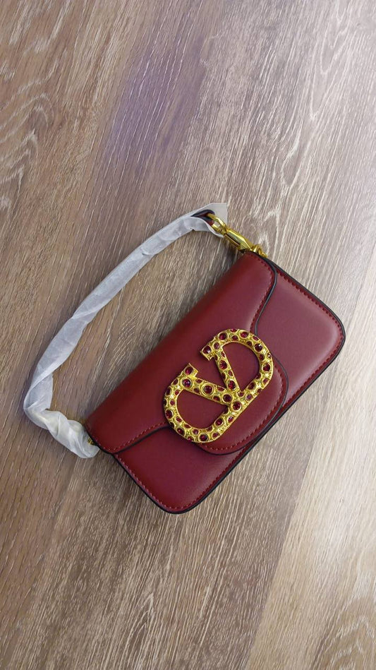 Valentino
Good quality 
with box 
🎁🎁🎁

100 dhs✅

Zain186
♥️♥️♥️