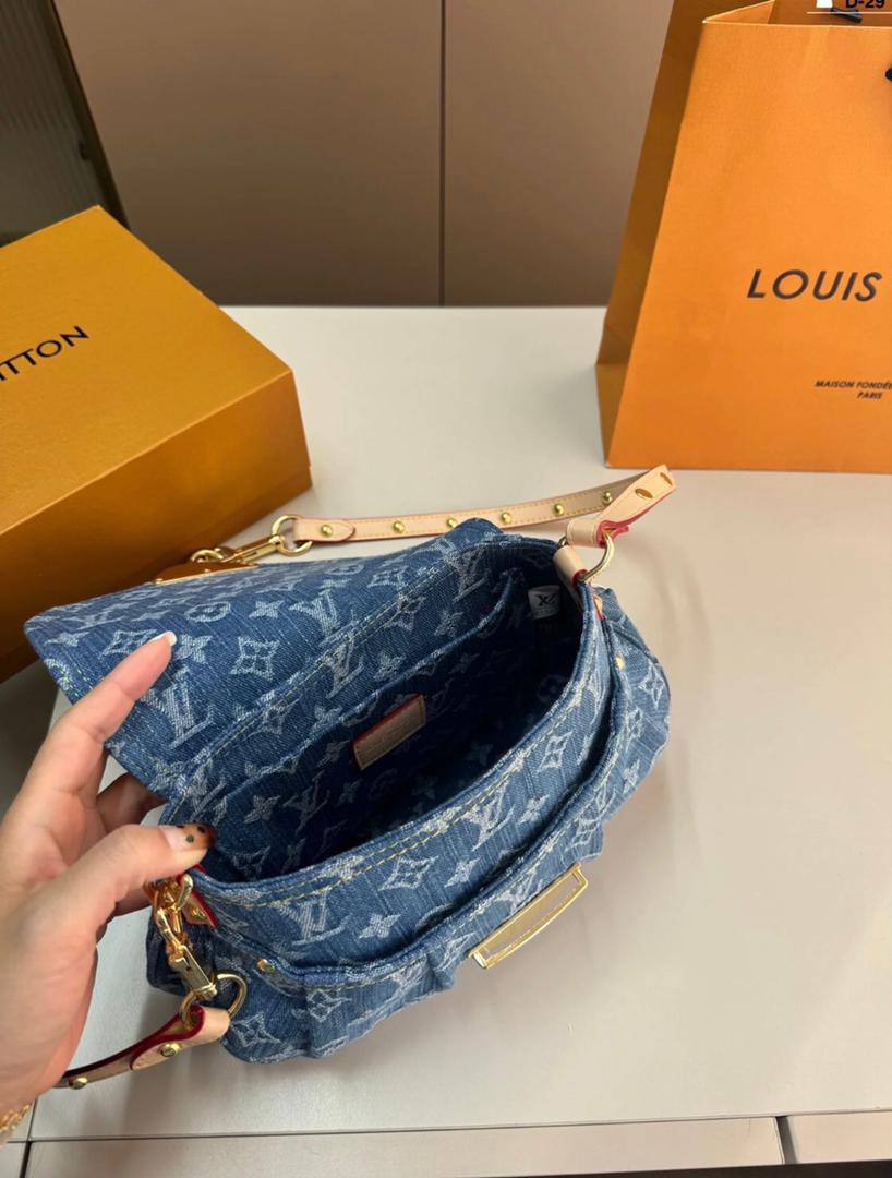 LV 
90 dhs✅

with box
🎁🎁🎁

Zain42
♥️♥️♥️