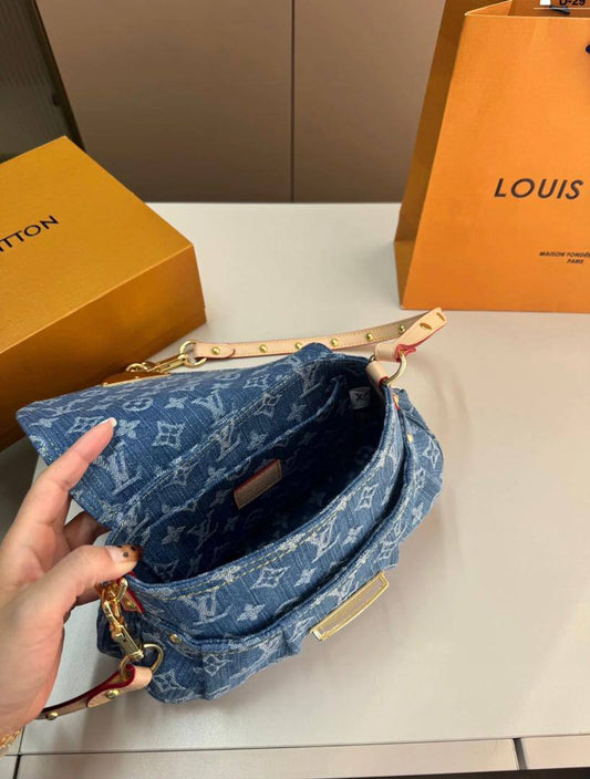LV 
90 dhs✅

with box
🎁🎁🎁

Zain42
♥️♥️♥️