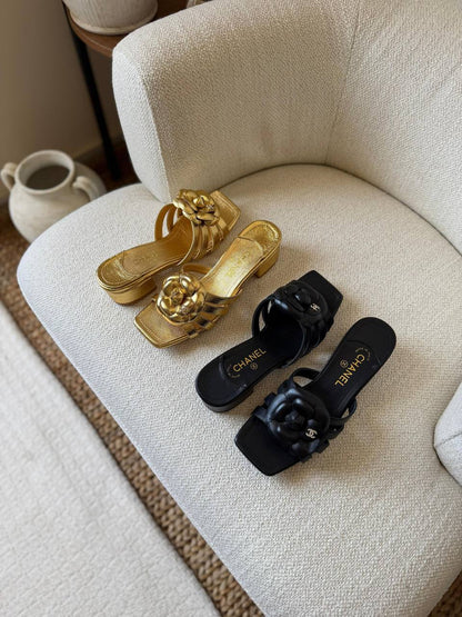 Chanel 
𝑨𝑨𝑨 𝑸𝒖𝒂𝒍𝒊𝒕𝒚
𝑺𝒊𝒛𝒆 𝟑5 𝒕𝒐 𝟒2 
450 dhs✅

Zain81
♥️♥️♥️