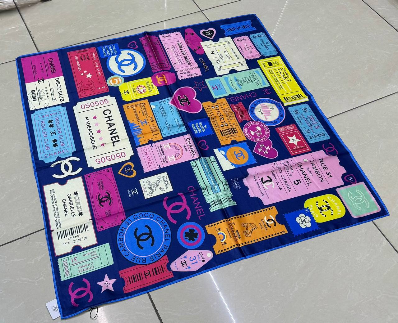 Silk square scarf 
40 dhs🪙💚

Zain93
♥️♥️♥️