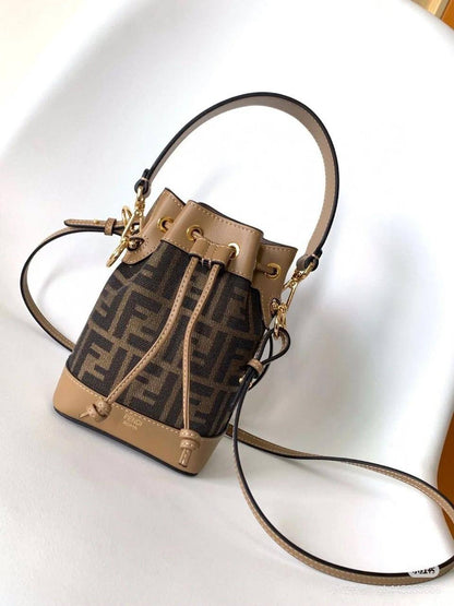 🌹 Fendi Mon Tresor
1⃣️ First quality +🎁
size : 19 * 14 * 10 cm
90 dhs❤️
with box 🎁

Zain115
♥️♥️♥️