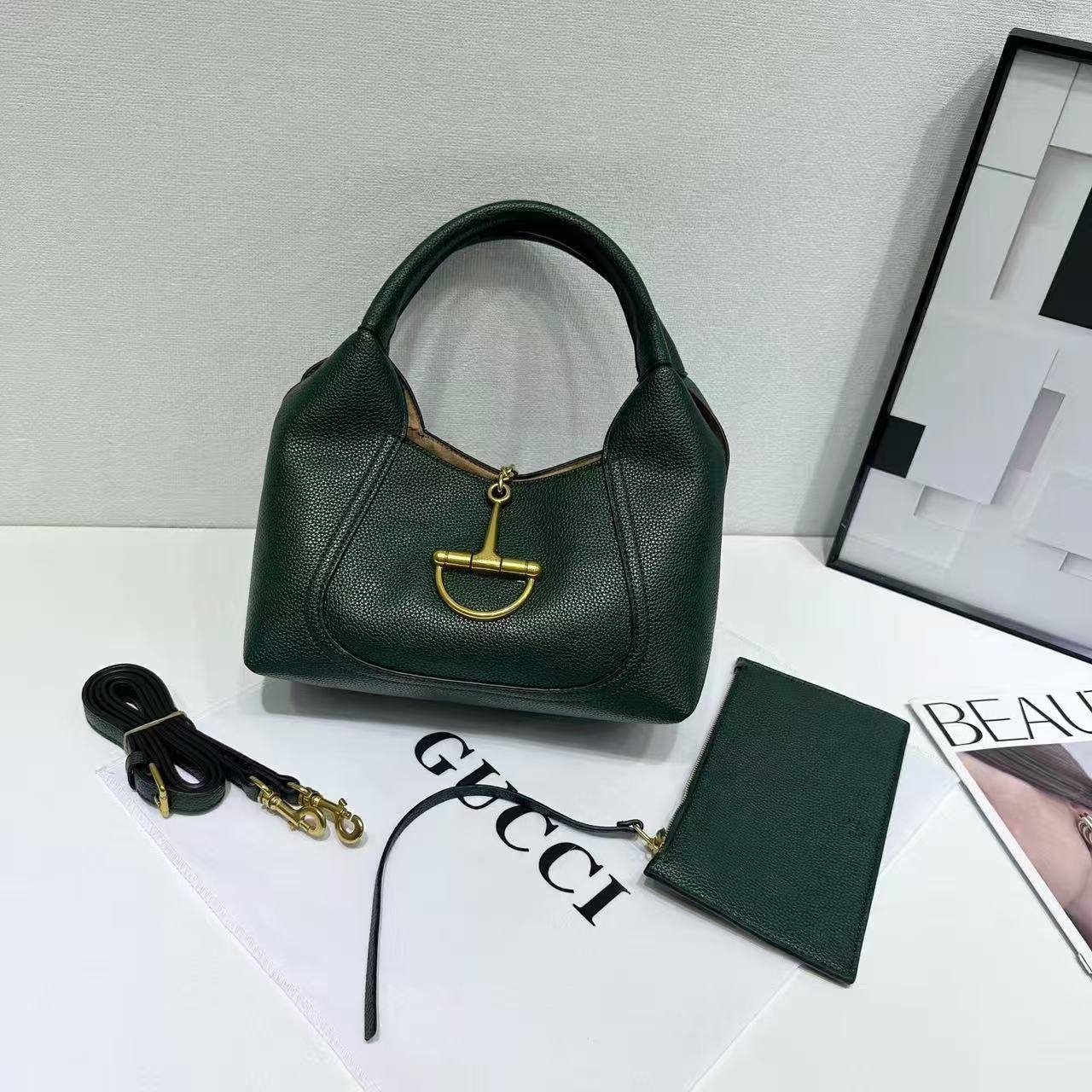 Gucci 

Size 27 cm 

115 dhs❣️

with magnatic box 📦

Zain278
♥️♥️♥️