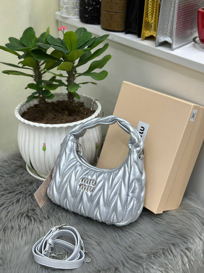 Miu Miu

with box
🎁🎁🎁

90 dhs🪙🌨️

Zain244
♥️♥️♥️