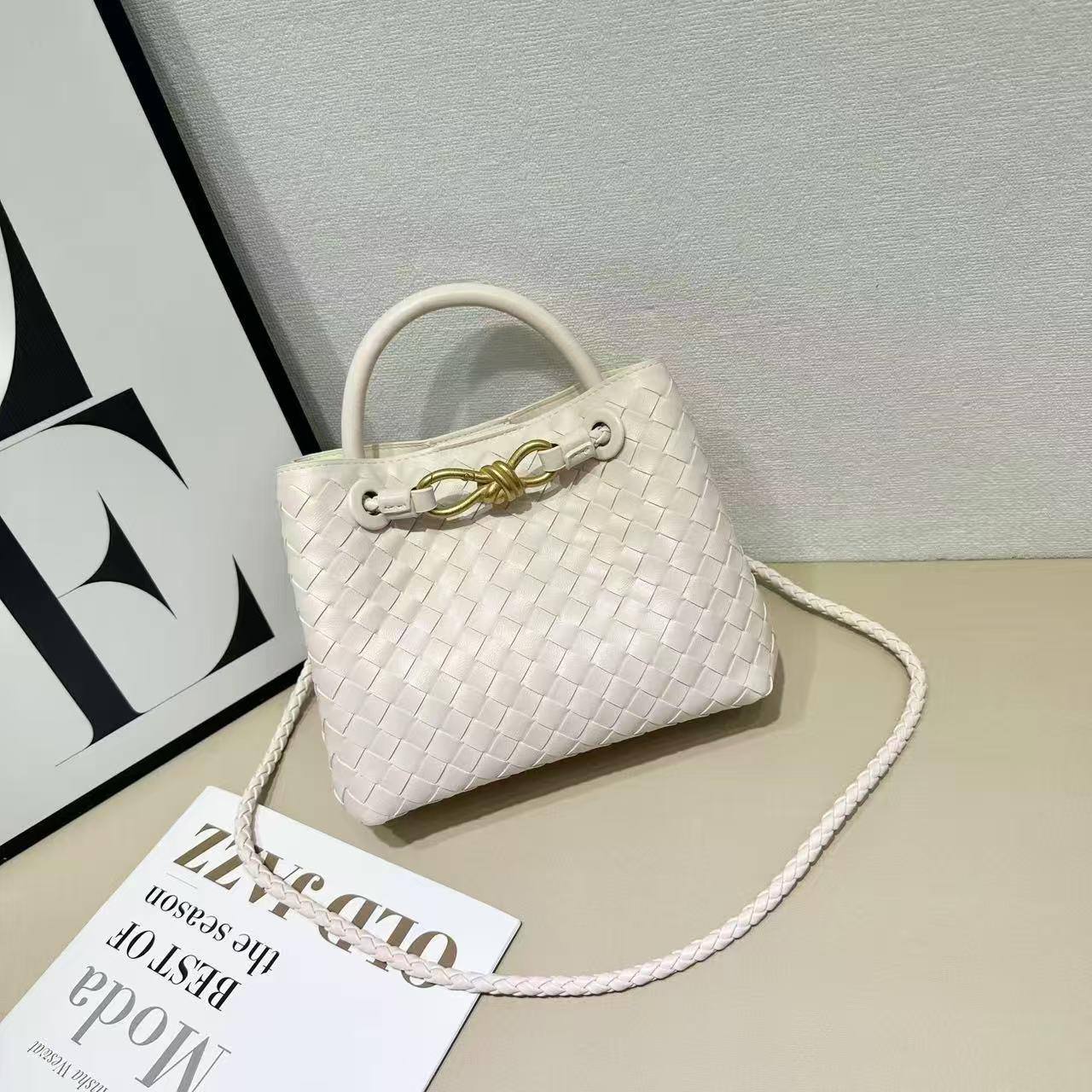 Bottega

withbox 
🎁🎁🎁
105 dhs🪙💕

Zain143
♥️♥️♥️