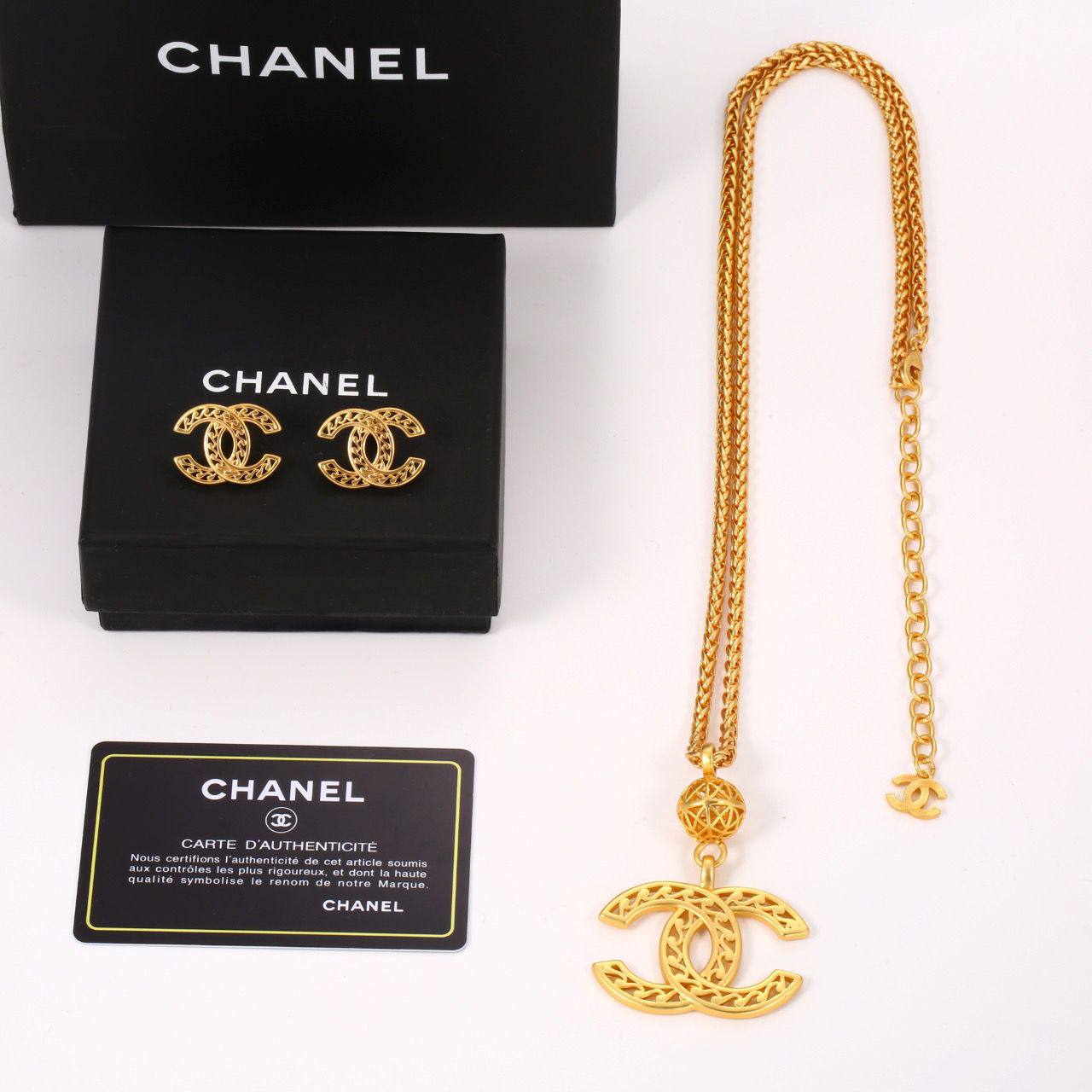 Set Master Quality
120 dhs🪙🖤 

with Box And Paper Bag
🎁🎁🎁

Zain89
♥️♥️♥️