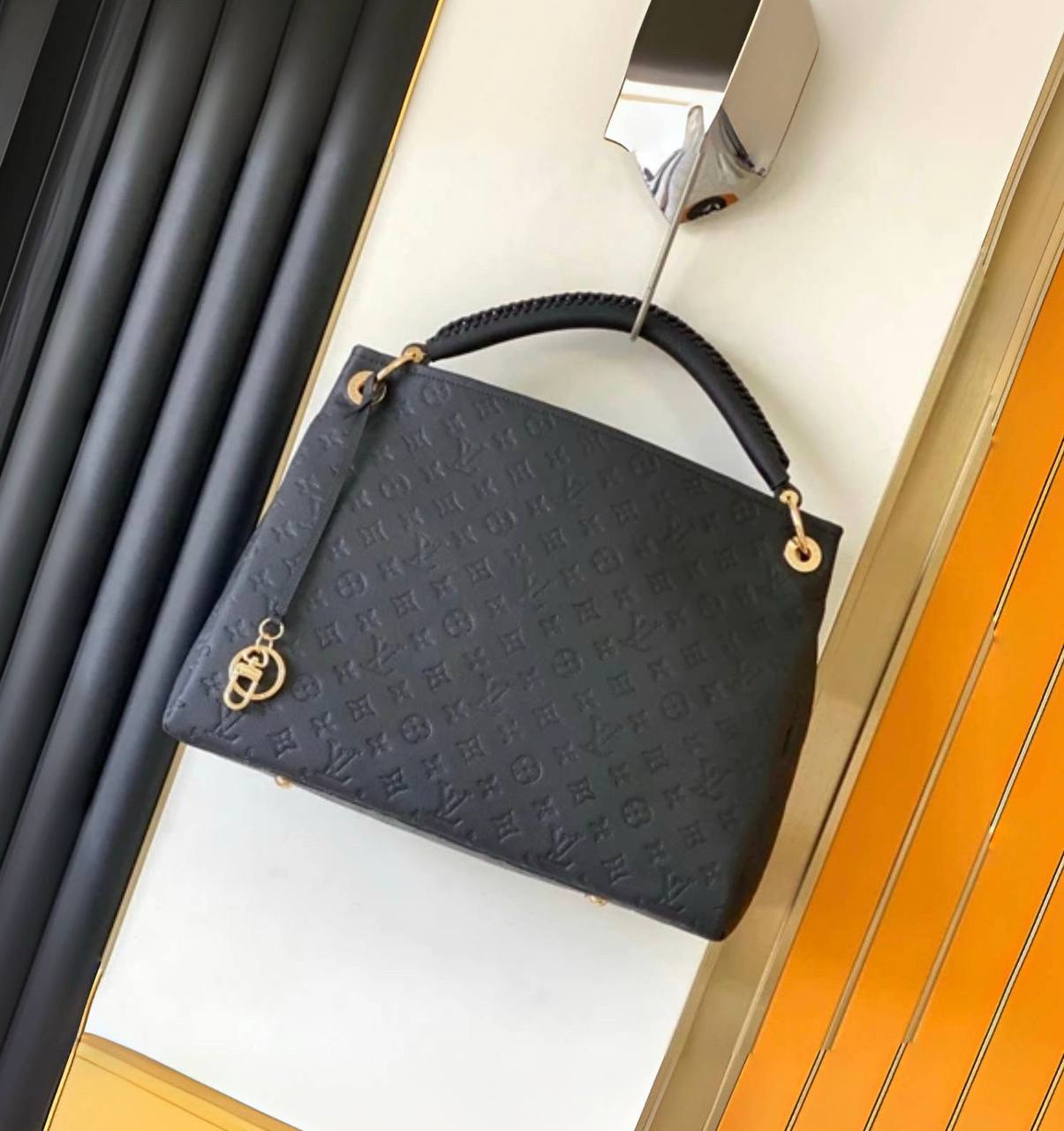LV
NEW CAME GOOD QUALITY 
115 dhs🪙💕

Zain39
♥️♥️♥️