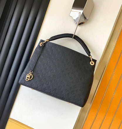 LV
NEW CAME GOOD QUALITY 
115 dhs🪙💕

Zain39
♥️♥️♥️