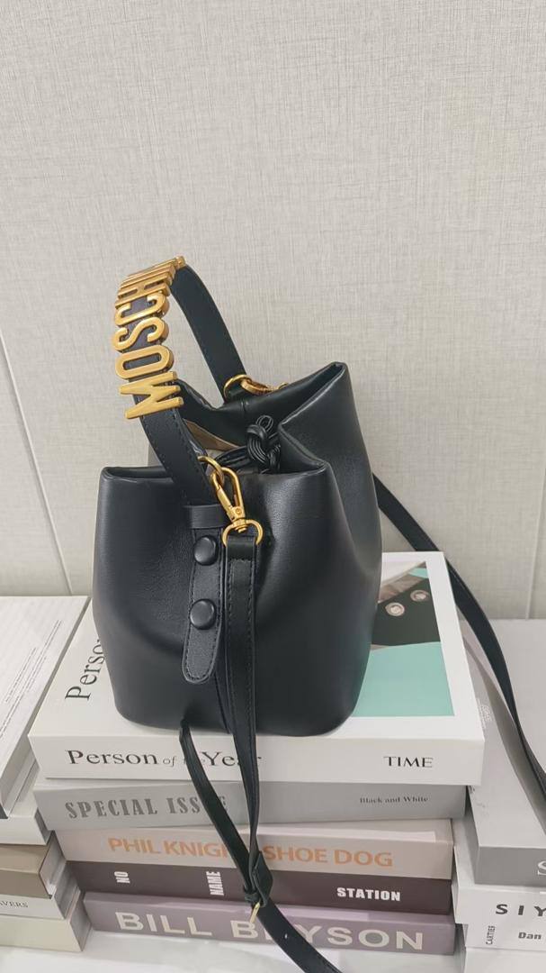 Moschino
100 dhs🇦🇪🇦🇪
size  19cm
High quality

Zain26
♥️♥️♥️