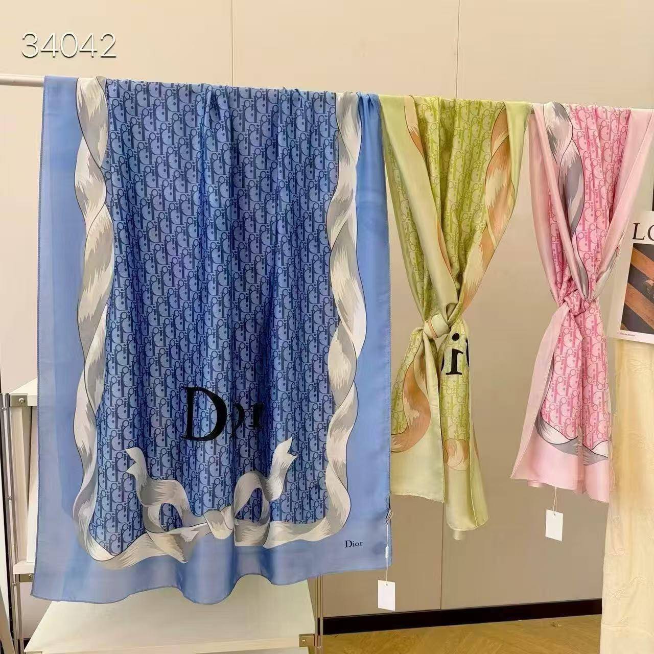 Silk scarf 
40 dhs🇦🇪🇦🇪

Zain93
♥️♥️♥️
