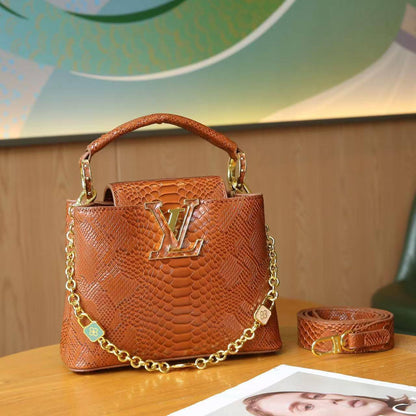 LV 
High quality 
Size 21cm
120 dhs💛
With box 📦

Zain70
♥️♥️♥️