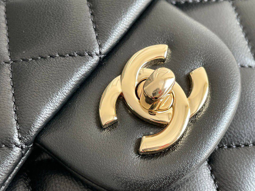 CHANEL 

NEW CAME GOOD QUALITY 

WITH BOX 
🎁🎁🎁

100 dhs💓

Zain39