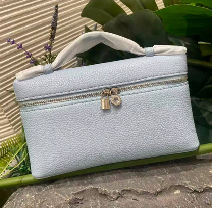 Loro Piana
90 dhs🇦🇪🇦🇪
size：19cm
Good-quality 

with box

Zain35
♥️♥️♥️