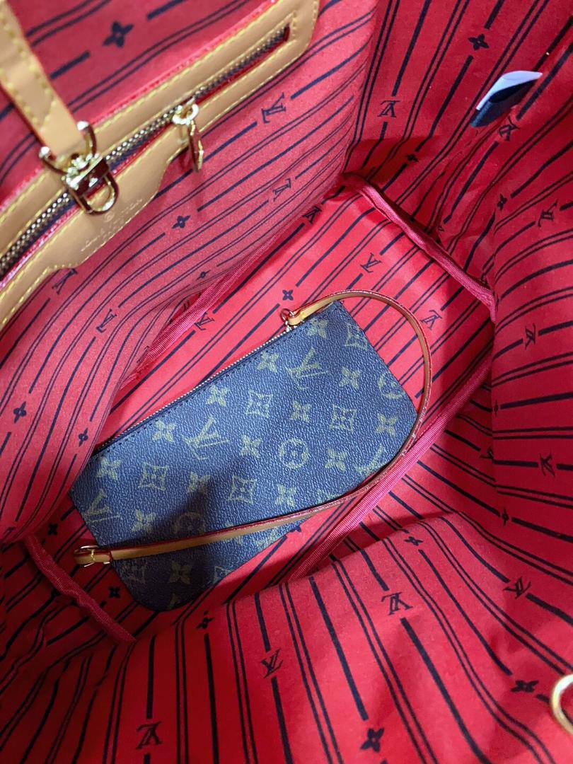 LV 

95 dhs🇦🇪🇦🇪

with box

size 45×18×30cm

Zain213
♥️♥️♥️